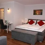 Am Donaubogen 3*